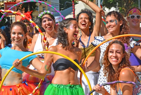 mulheres no bloco de carnaval