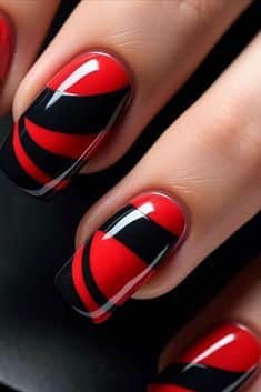 unhas vermelhas decoradas com efeito preto e vermelho