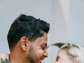 Como Arrumar um Namorado em 2026: 15 Dicas Que Realmente Funcionam Casal apaixonado sorrindo com flores vermelhas - como arrumar um namorado