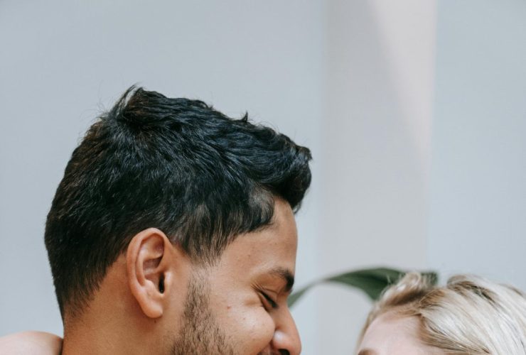 Como Arrumar um Namorado em 2026: 15 Dicas Que Realmente Funcionam Casal apaixonado sorrindo com flores vermelhas - como arrumar um namorado