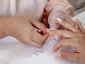 Curso de Alongamento de Unhas: Os Melhores de 2026 (Presencial e Online) Manicure profissional aplicando extensão de unhas acrílico - curso de alongamento