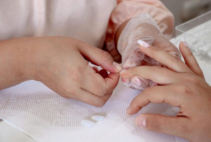 Curso de Alongamento de Unhas: Os Melhores de 2026 (Presencial e Online) Manicure profissional aplicando extensão de unhas acrílico - curso de alongamento
