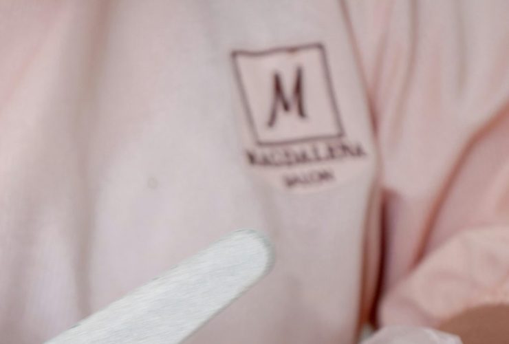 Unhas de Fibra de Vidro ou Acrílico: Qual é Melhor? Diferenças, Vantagens e Duração Manicure aplicando extensão de unhas no salão - fibra de vidro ou acrílico