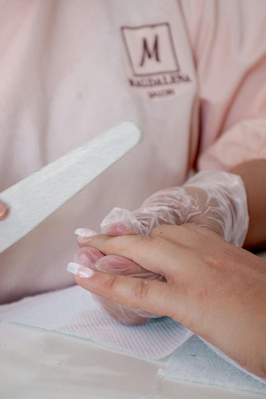 Manicure aplicando extensão de unhas no salão - fibra de vidro ou acrílico